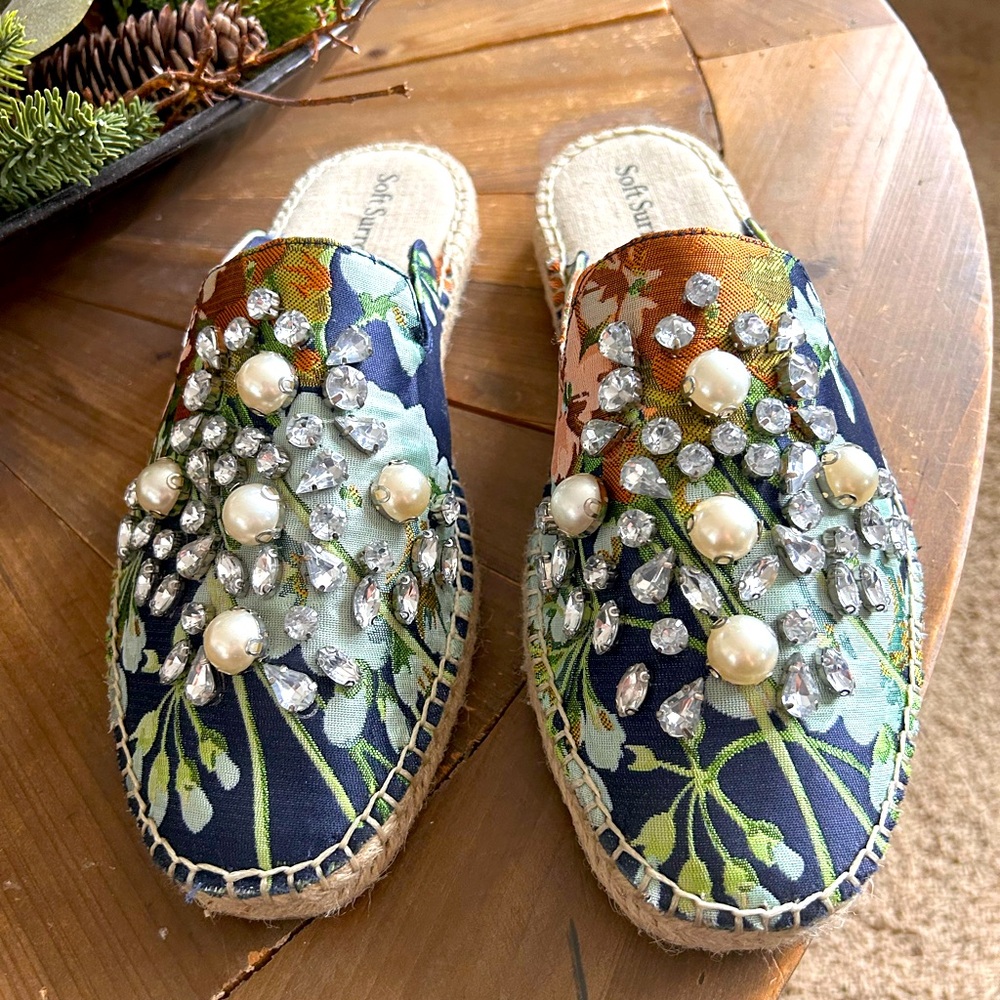 Soft Surroundings Women’s slip ons.
Size 8